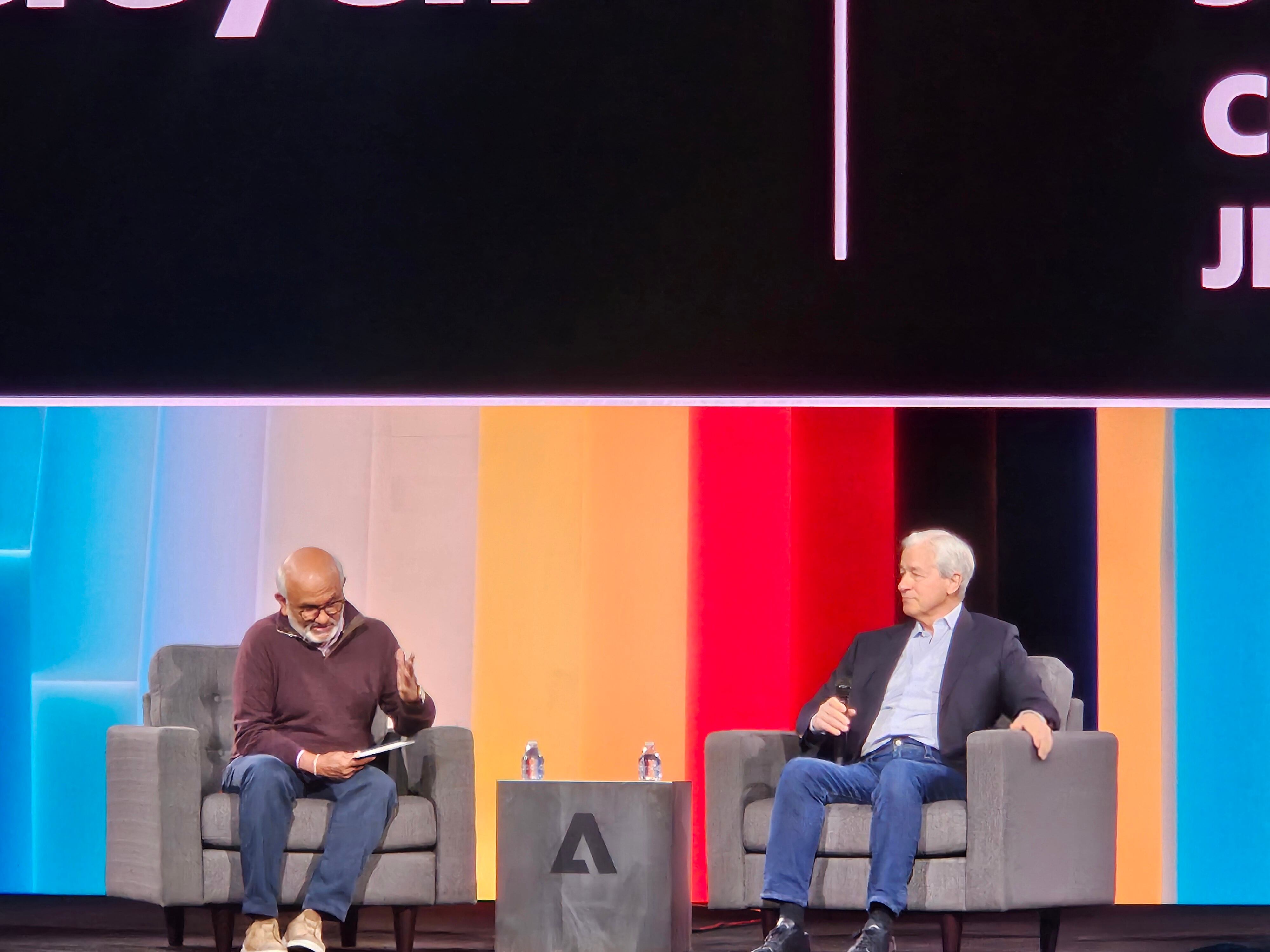 19일(현지시각) 미국 라스베이거스 베네시안 컨벤션 센터에서 열린 ‘어도비 서밋(Adobe Summit) 2025’ 무대에서 제이미 다이먼(Jamie Dimon) JP모건체이스 회장 겸 최고경영자(CEO, 오른쪽)와 샨타누 나라옌(Shantanu Narayen) 어도비 CEO가 대담을 하고 있다./사진=이경탁 기자