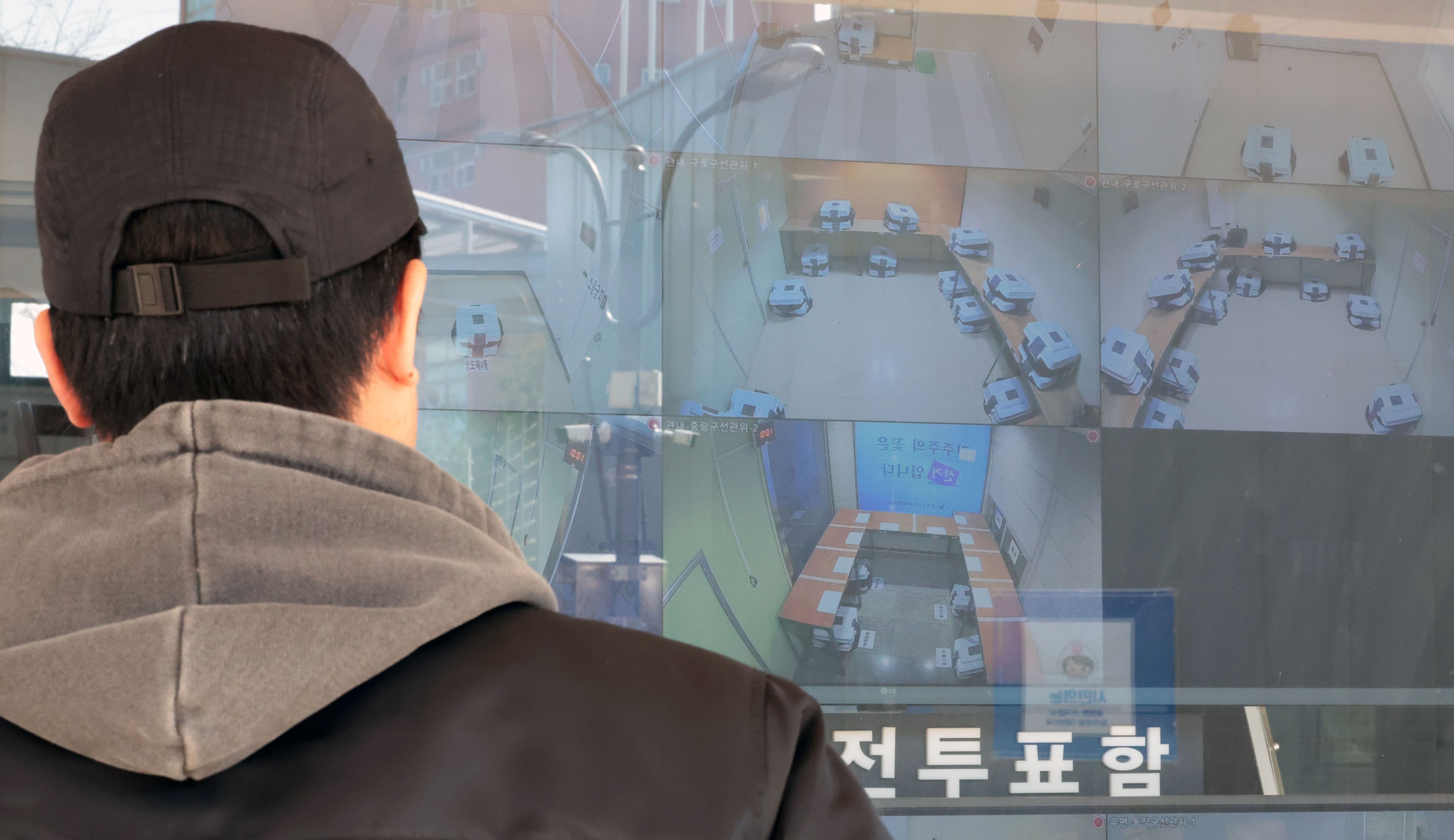 30일 서울 종로구 서울특별시선거관리위원회에 4.2 재·보궐선거 사전투표함 보관장소 CC(폐쇄회로)TV 영상이 재생되고 있다. /연합뉴스