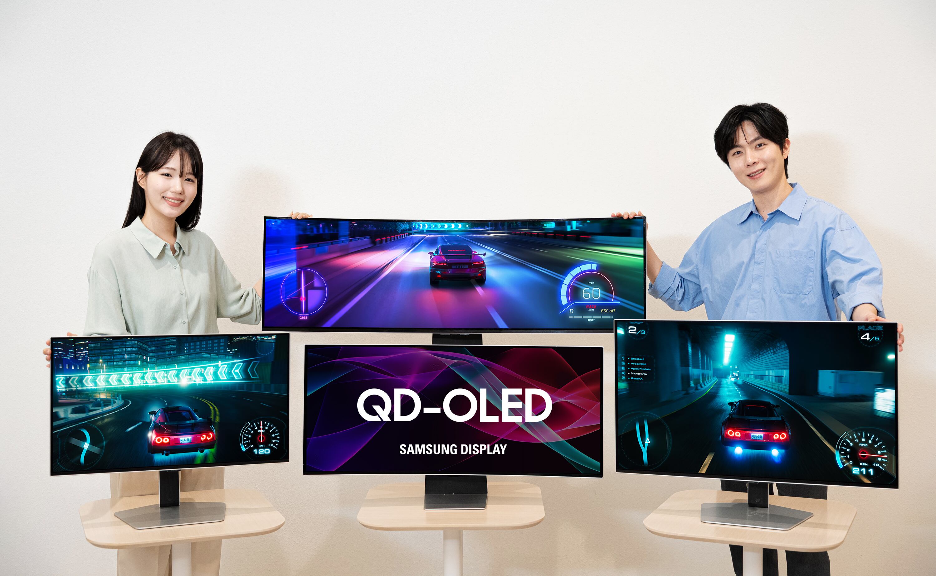 삼성디스플레이의 27형, 31.5형, 34형, 49형 QD-OLED가 탑재된 최신 모니터 제품. /삼성디스플레이 제공