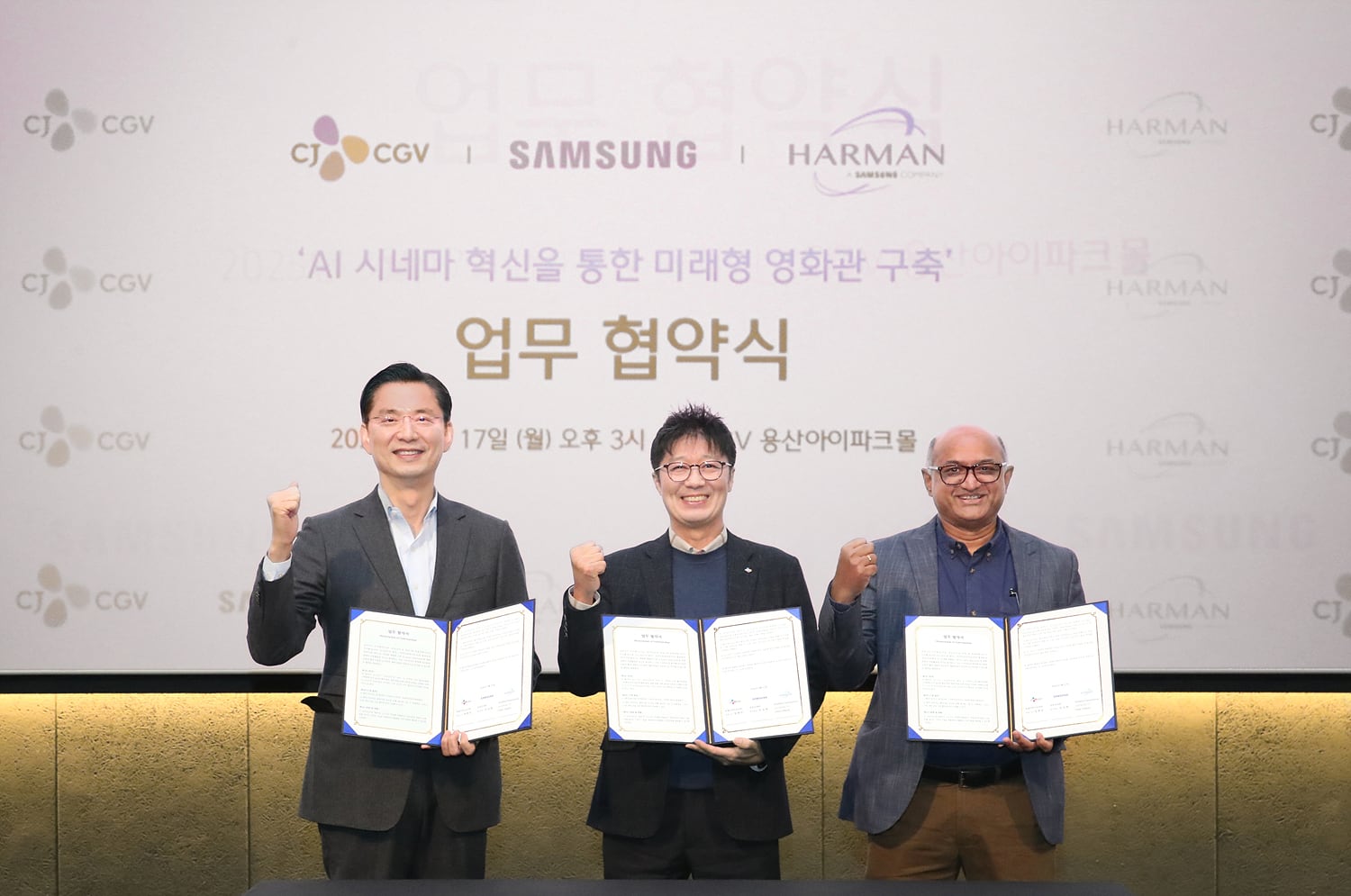17일 삼성전자와 하만, CJ CGV가 'AI 시네마 혁신(AI Cinema Innovation)을 통한 미래형 영화관 구축'에 대한 전략적 업무협약식을 진행했다. 왼쪽부터 임성택 삼성전자, 한국총괄 부사장, 정종민 CJ CGV 대표이사, 아마르 수바시 하만 아시아태평양 및 인도 총괄./삼성전자 제공