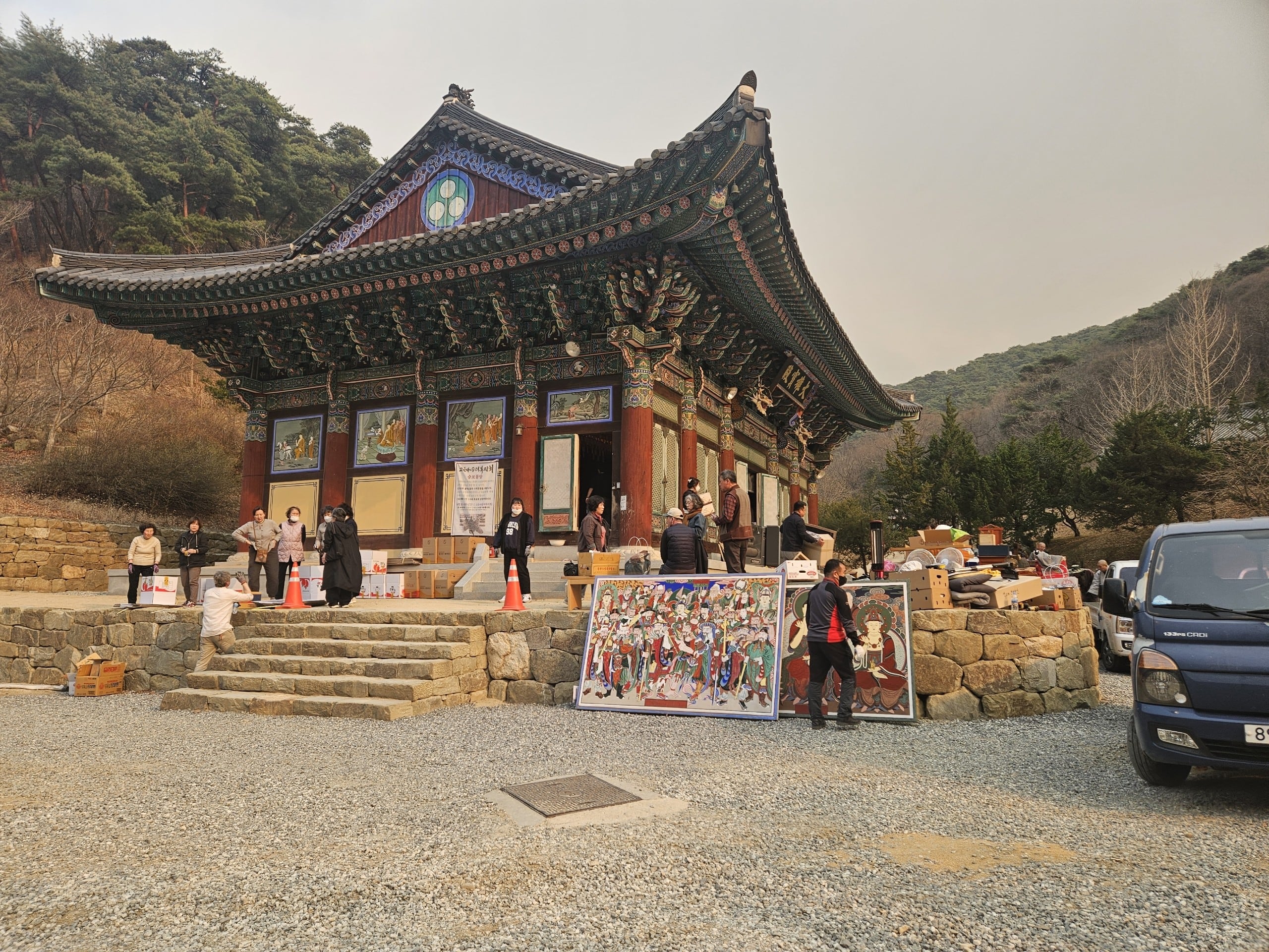 24일 경북 의성 고운사에서 산불 피해를 예방하기 위해 불상, 불화 등 문화유산을 옮기는 모습. /국가유산청 제공