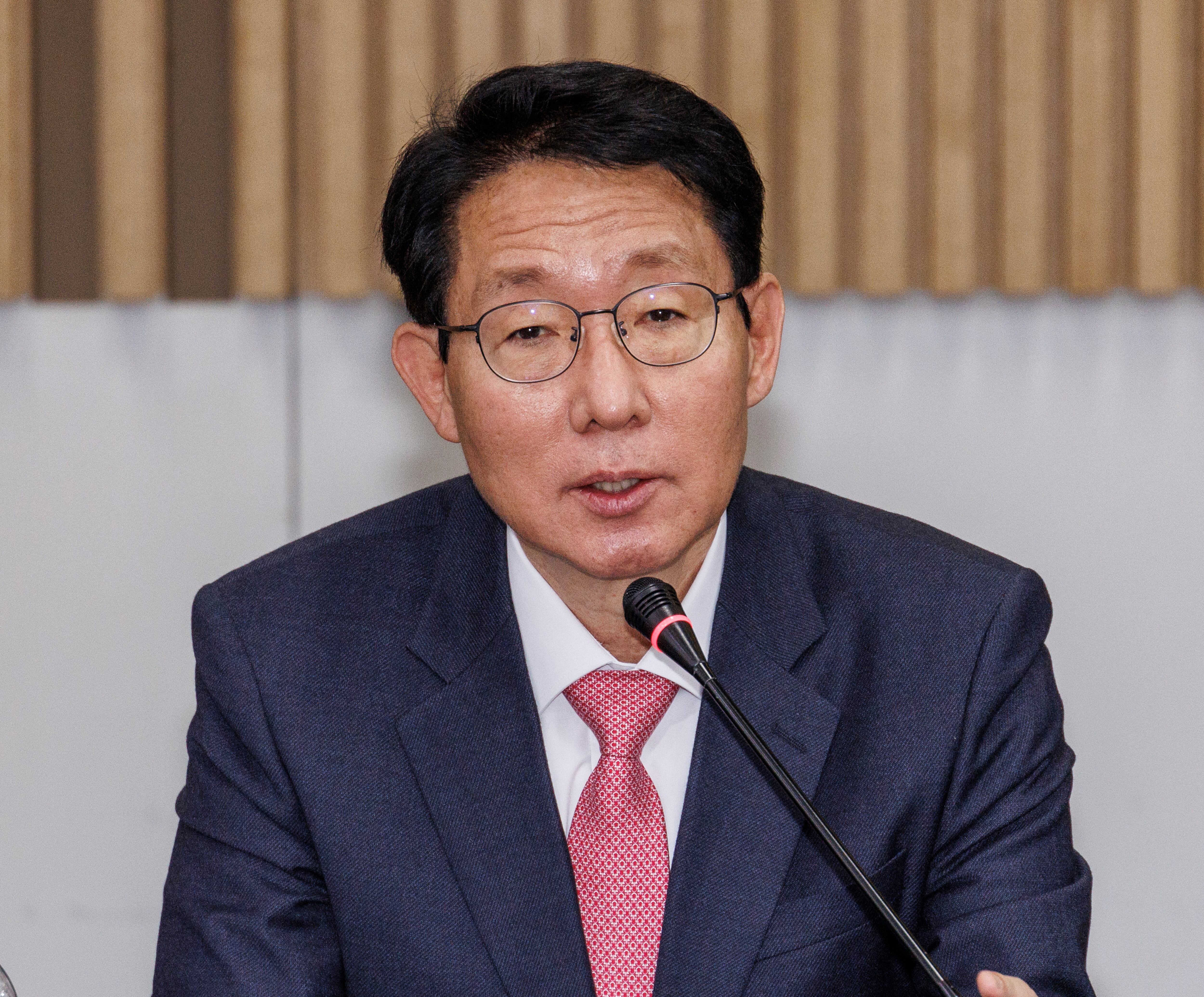 국민의힘 김상훈 정책위의장이 19일 서울 종로구 생명보험 교육문화센터에서 열린 국민의힘-보험업계 현장 간담회에 참석해 인사말을 하고 있다. /연합뉴스 