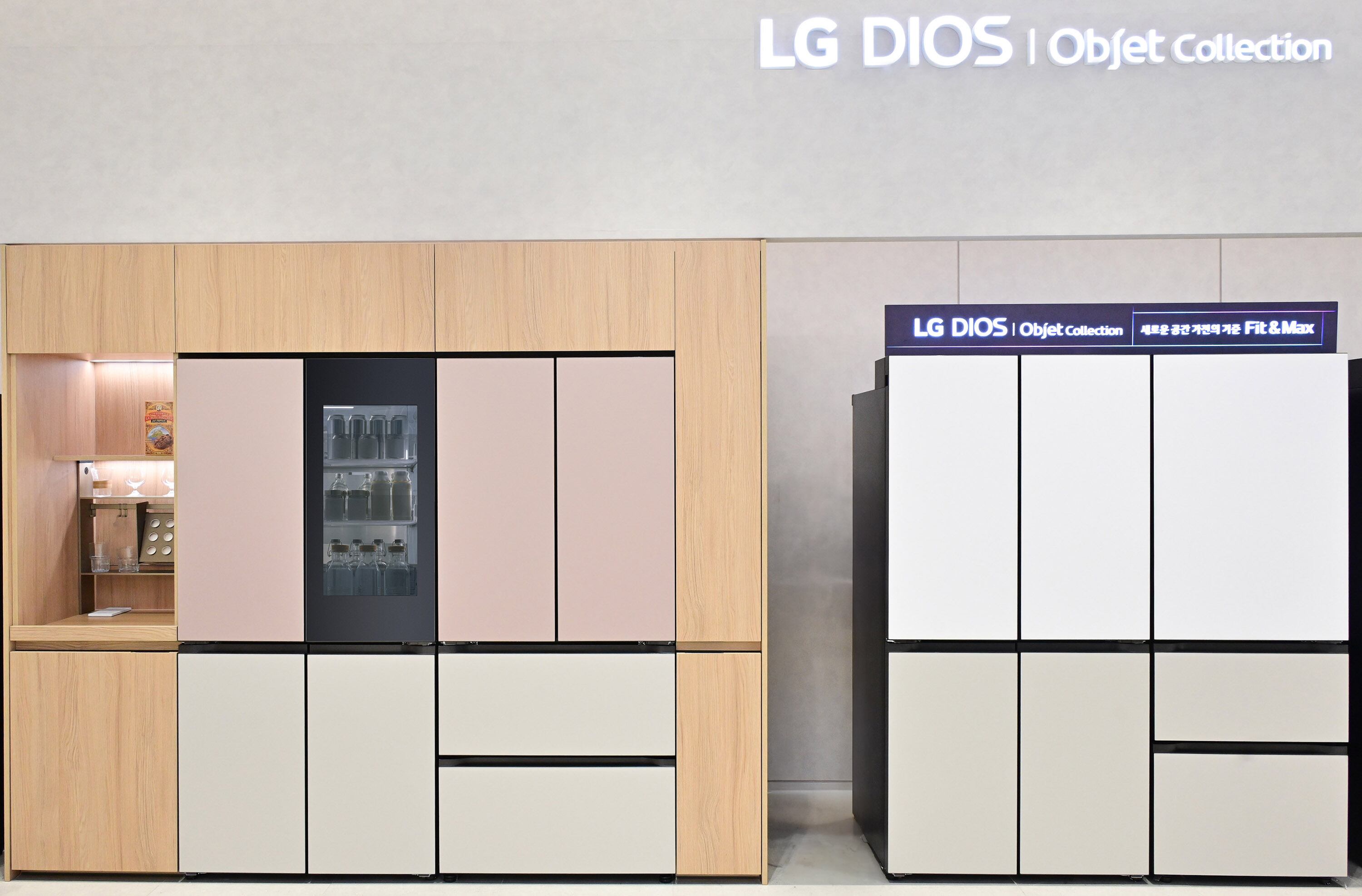 LG전자가 빌트인 스타일을 만드는 ‘LG 디오스 오브제컬렉션 냉장고 핏 앤 맥스(Fit & Max)’ 제품군을 확대한다. LG전자는 서울 양평동에 있는 베스트샵 서울양평220점에 고객들이 핏 앤 맥스의 장점을 체험할 수 있는 공간을 조성했다. /LG전자 제공