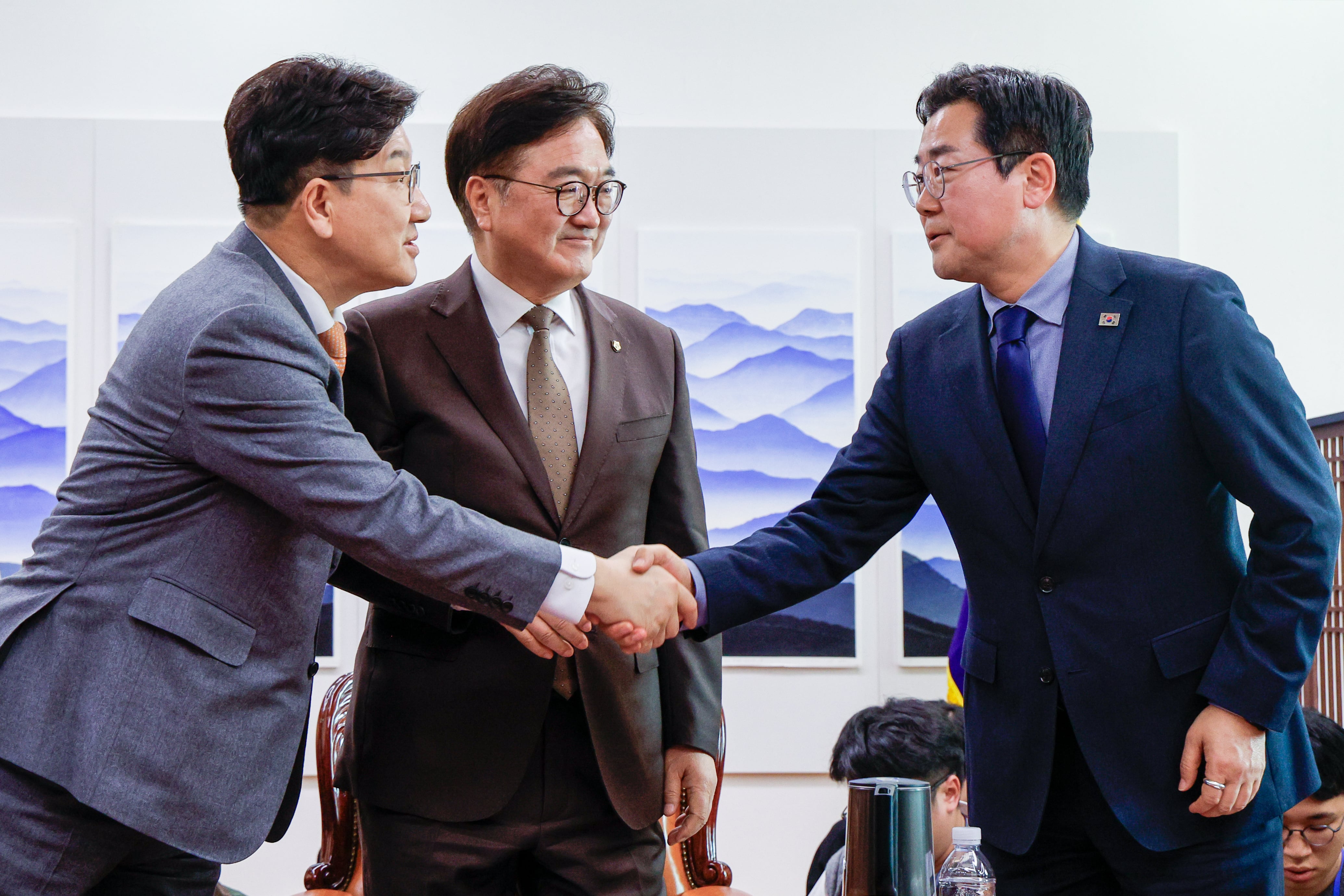 국민의힘 권성동(왼쪽), 더불어민주당 박찬대 원내대표가 20일 서울 여의도 국회에서 연금개혁 관련 여야 합의문을 발표한 뒤 악수하고 있다. 가운데는 우원식 국회의장./뉴스1
