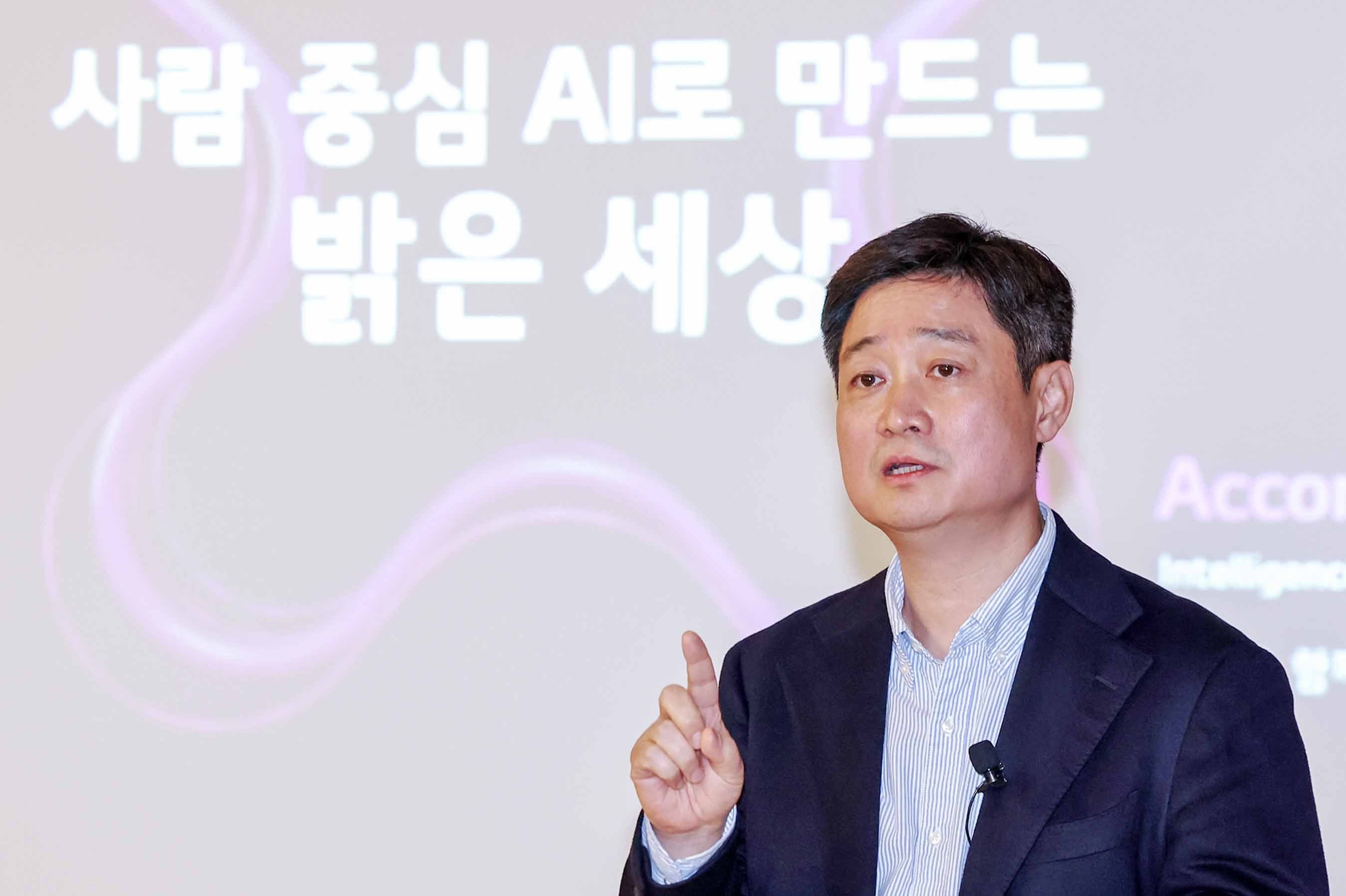 스페인 바르셀로나에서 열리는 '모바일 월드 콩그레스(MWC) 2025'에 참석 중인 홍범식 LG유플러스 대표가 4일(현지시간) 인사이드 바이 멜리아(innside by melia) 호텔에서 기자간담회를 가졌다. /뉴스1