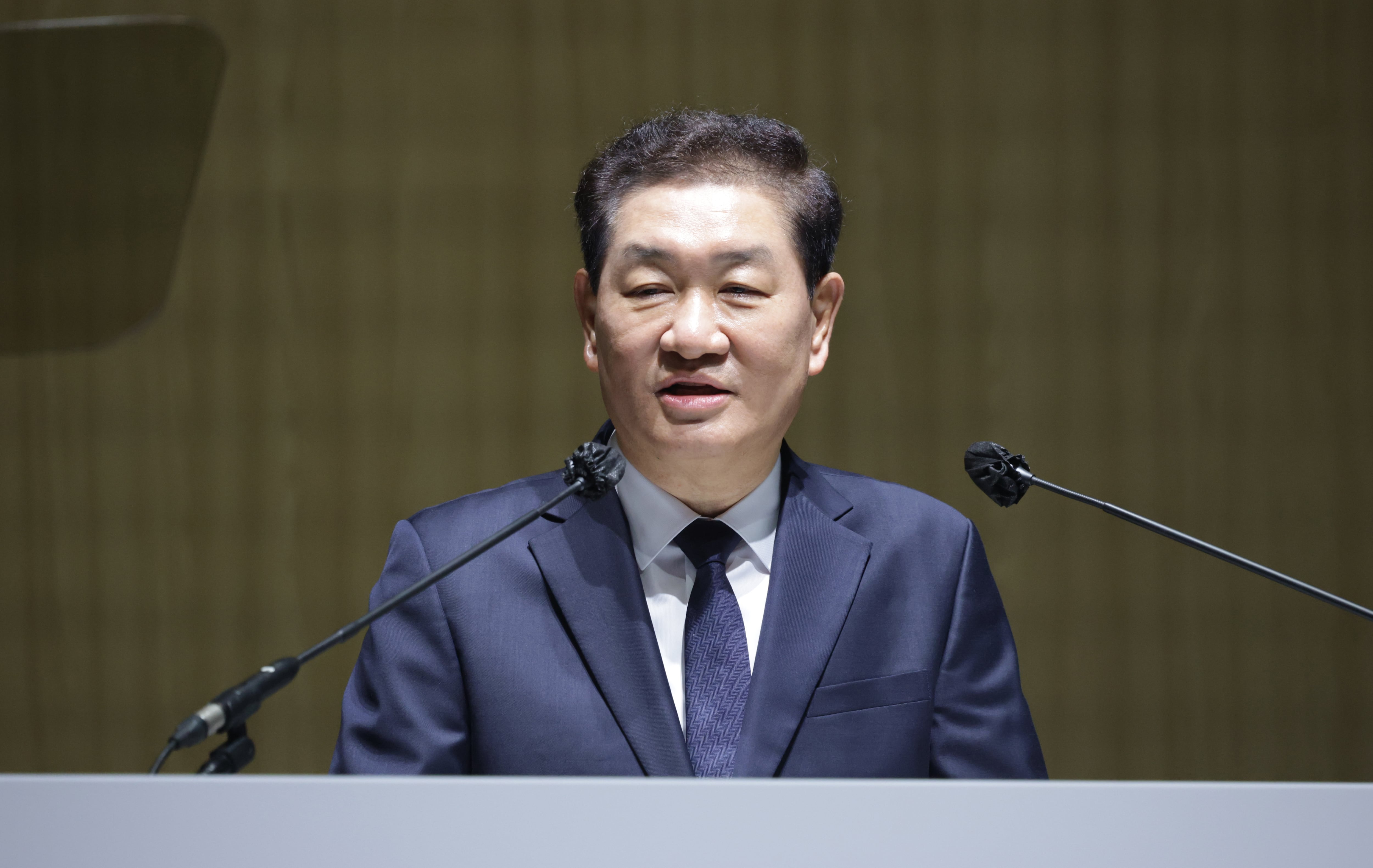 한종희 삼성전자 대표이사 부회장이 19일 오전 경기 수원시 영통구 수원컨벤션센터에서 열린 제56기 삼성전자 정기주주총회에서 인사말을 하고 있다. /뉴스1