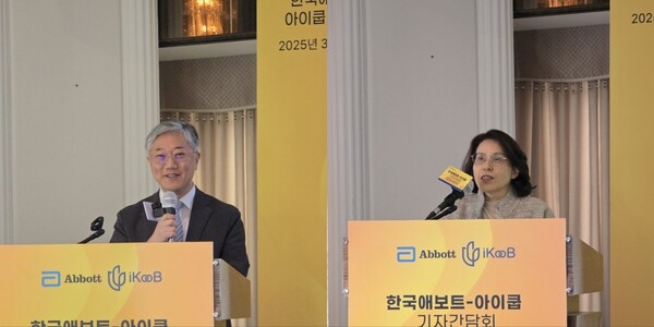 조재형 아이쿱 대표(왼쪽)과 김난희 고려대학교 안산병원 내분비내과 교수가 연속혈당측정기와 통합 솔루션을 활용한 당뇨병 관리에 대해 발표하고 있다. / 김동명 기자