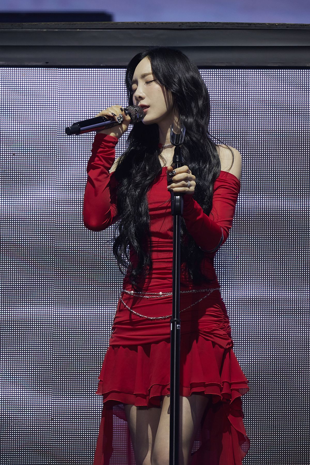 TAEYEON CONCERT -The TENSE 공연에서 포착된 태연의 모습.