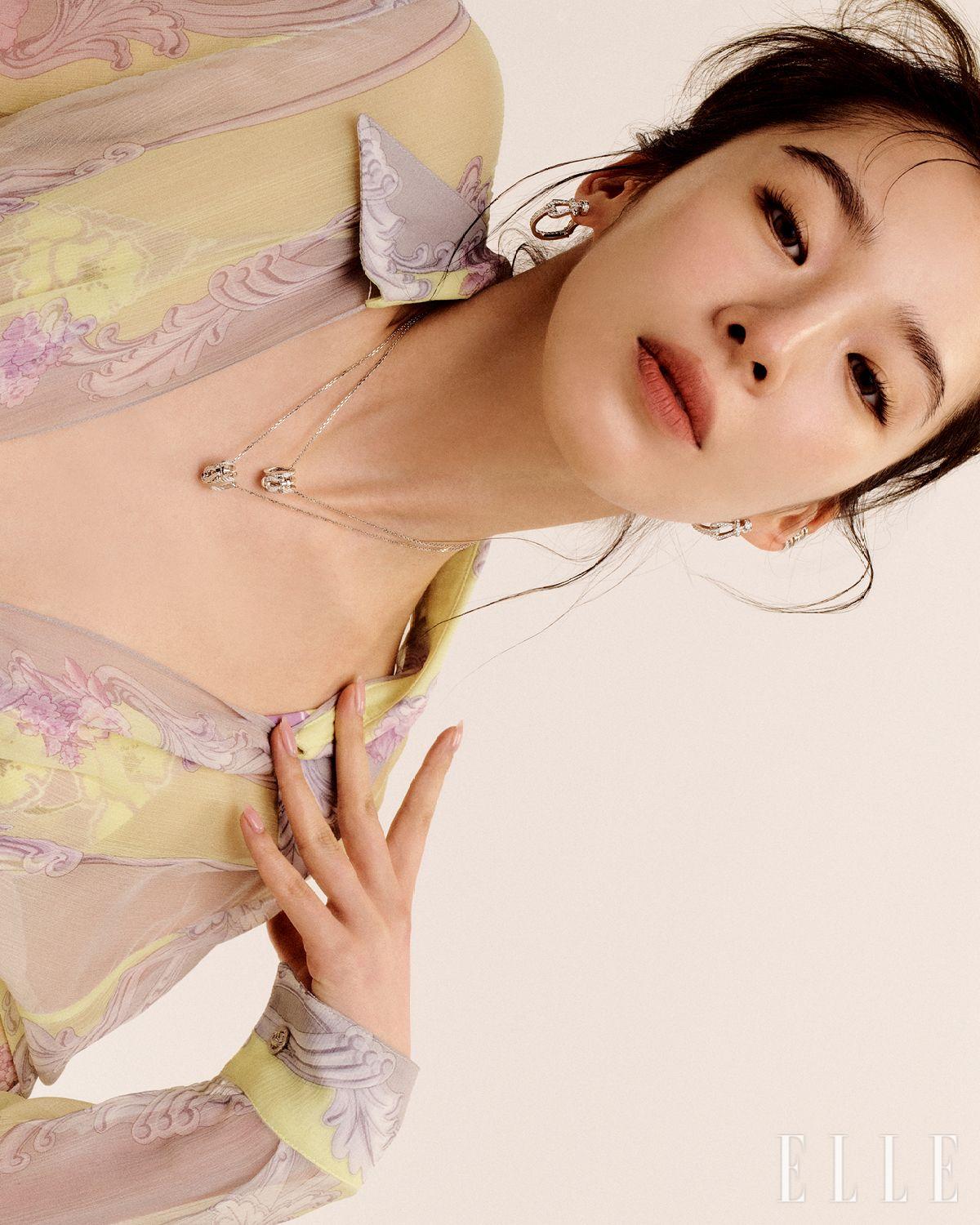 실크 셔츠와 브라톱은 Versace.