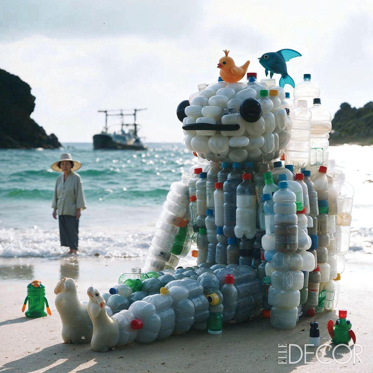 ‘A Plastic Vacation’. 플라스틱 쓰레기로 이뤄진 새로운 생명체와 휴가를 즐기는 이모들.
