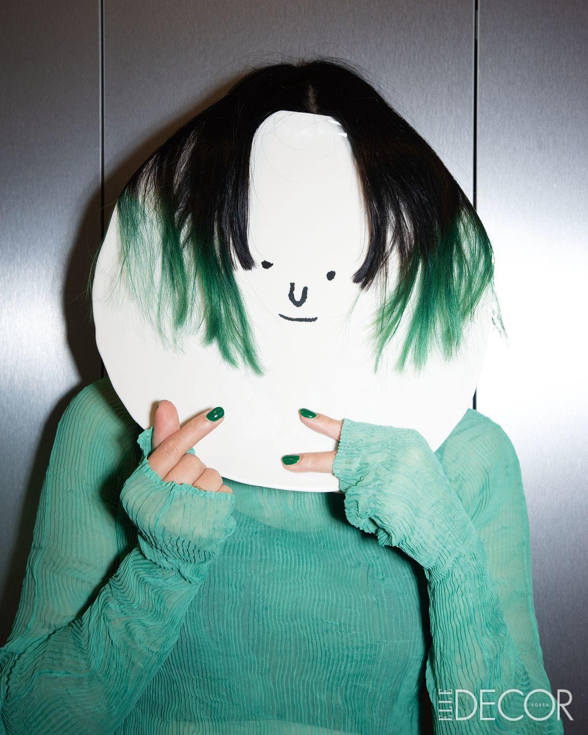 아티스트 나이스앤티스. 얼굴을 가린 작품은 장 줄리앙(Jean Jullien)이 디자인한 ‘Face Plate’ by Case Studyo.