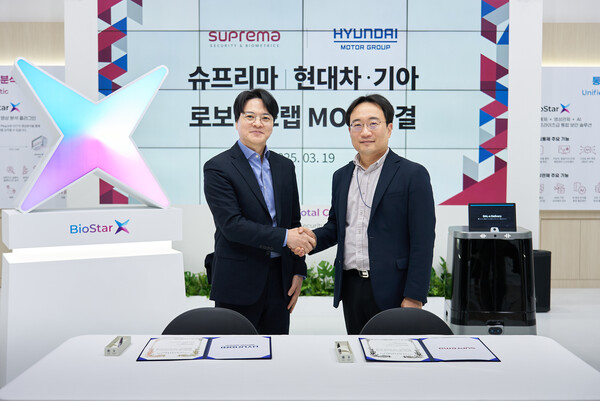 현대차·기아 로보틱스랩장 현동진 상무(오른쪽)와 슈프리마 김한철 대표(왼쪽)가 업무협약식 후 기념촬영을 하는 모습. 사진 제공=현대자동차그룹.
