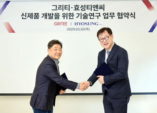 Gritty’s Head of Business, Executive Vice President Jang Seong-min (left), and Hyosung TNC CMO Lim Jang-gyu (right) pose for a commemorative photo after signing a technology-research cooperation agreement at Gritty’s headquarters on March 20. Photo courtesy of Hyosung TNC.