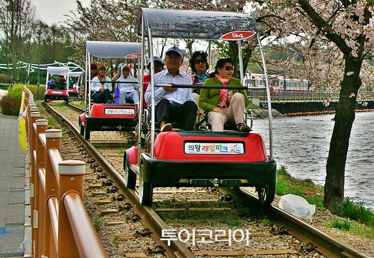의왕레일바이크 즐기는 관광객들