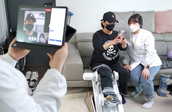 로봇 재활 기기 원격상담 앱 교육 모습(사진제공=동대문구청)