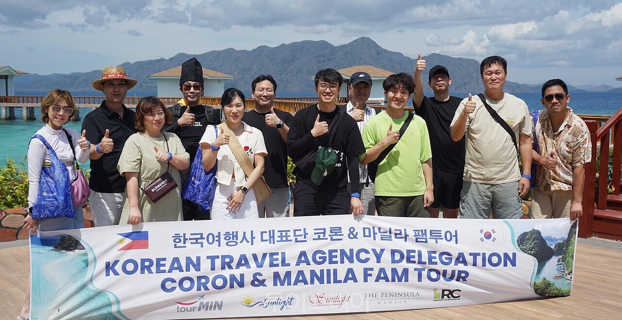 필리핀 팔라완 코론섬에 있는 '코론 썬라이트 리조트'를 찾은 투어민 전국 지사 대표 및 임직원이 기념사진을 찍었다.