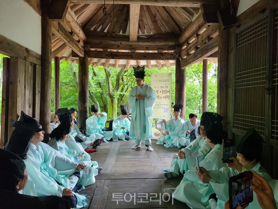 _‘고택·종갓집 활용 사업’에 참가한 참가자들이 유생복을 입고 선비의 삶을 체험하고 있다/사진=보성군