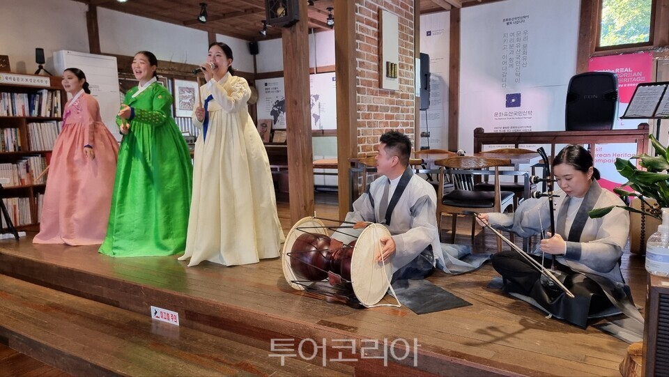 근대 문화유산인 ‘보성여관’ 소극장에서 감성적인 판소리 및 실내악 공연을 하고 있다(/사진=보성군