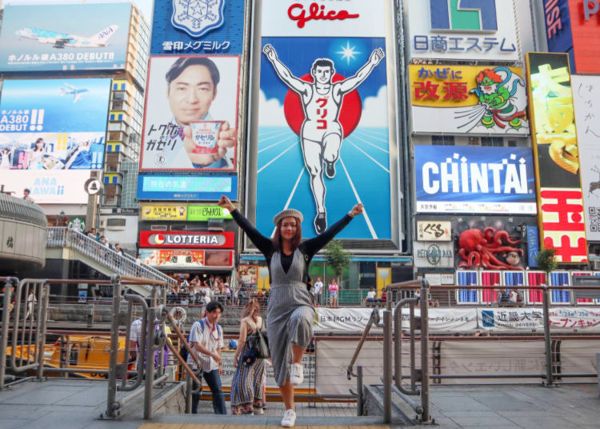 사진: 오사카 글리코상 사인 앞 / 출처 - LIVE JAPAN