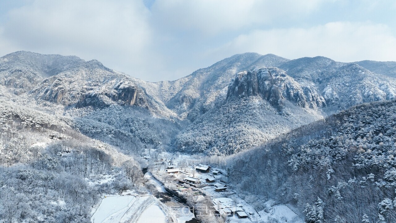 3월 봄꽃 대신 새하얀 눈꽃을 피운 주왕산의 아름다운 설경이 이채롭다. /사진-청송군