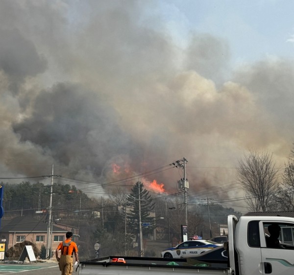 지난 25일 의성발 산불이 강풍을 타고 확산하고 있다. [사진=경북소방본부 제공]