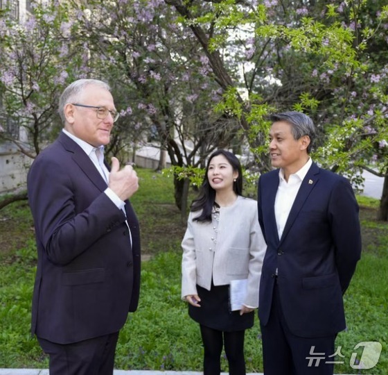 Russian Ambassador to North Korea Aleksandr Matsegora and Chinese Ambassador to North Korea Wang Yajun met on Wednesday / Photo courtesy of the Chinese Embassy in North Korea