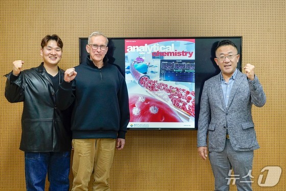 Student Lee Ye Sung, Research Professor Zhbanov Alexander, and Professor Yang Sung / GIST