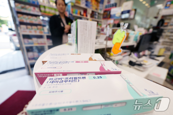 A pharmacist arranges the anti-obesity drug Wegovy at Park Pharmacy in Gangnam District, Seoul, on October 16, 2024. Developed by Danish pharmaceutical company Novo Nordisk, Wegovy was launched in South Korea on October 15. Designed as a pen-shaped injection administered once a week for four weeks, Wegovy is a prescription medication that requires a doctor’s prescription and pharmacist guidance. / News1