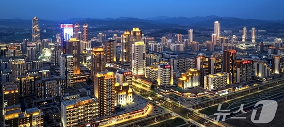 On Friday, North Korea’s official newspaper Rodong Sinmun highlighted a special bulletin from the Korean Central News Agency (KCNA), praising the successful completion of the Phase 3 construction in the Hwasong District another mythic achievement that demonstrates the revolutionary spirit of the great Party and the vigorous march of the powerful state. The paper stated this milestone has provided a decisive guarantee for the completion of 50,000 housing units in Pyongyang. / Rodong Sinmun, News1