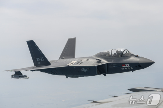 On Wednesday, Al Sahraan Al Nuaimi, Commander of the United Arab Emirates (UAE) Air Warfare Center (AWC), visited the headquarters of Korea Aerospace Industries (KAI) in Sacheon, South Gyeongsang Province, and was seen boarding a prototype of the next-generation fighter jet, the KF-21 / Photo provided by KAI