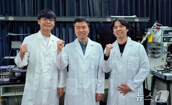 Lee Min-young, doctoral student, Professor Seol Jae Hun, Kim Chang-ho, integrated master\'s and doctoral student (from left) / Provided by GIST