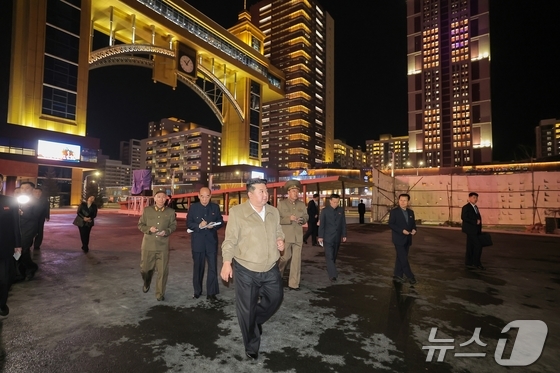 Kim Jong Un, General Secretary of the Workers\' Party, visits the soon-to-be-completed third phase of the Hwasong district / Rodong Sinmun