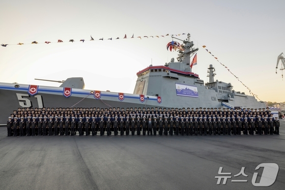On April 26, North Korea\'s Workers\' Party newspaper, Rodong Sinmun, reported on a ceremony held on April 25, the anniversary of the Korean People\'s Revolutionary Army\'s founding, at the Nampo Shipyard in the presence of the supreme leader, Kim Jong Un, to mark the commissioning of a newly built destroyer. The new destroyer is of the 5,000 tons (t) class, which North Korea has classified as the Choe Hyon-class. / News1