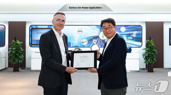 On Wednesday, Park Jung Ho, Head of Samsung SDI’s Tianjin branch in China, receives the JLRQ certificate from Nick Wells, Head of Purchasing for China and Asia-Pacific at Jaguar Land Rover. / Samsung SDI