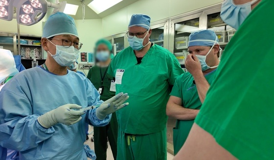 Professor Jae Doo Yoo of Ewha Womans University Mokdong Hospital explains surgical techniques to U.S. orthopedic specialists visiting South Korea after Cartistem surgery. / Photo Provided by Medipost