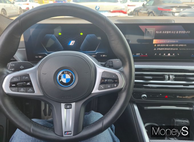 BMW드라이빙 센터에서 다양한 드라이빙 코스를 주행하며 전기차 모델의 성능을 체험했다./사진=김이재 기자