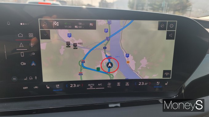 프리미엄 준대형 전기 SUV '더 뉴 아우디 Q6 e-트론'의 내비게이션은 반응이 다소 느리고 목적지 주행 방향(사진 속 빨간 동그라미)과 다른 길 안내를 지속해 업데이트가 필요해 보였다. /사진=김창성 기자