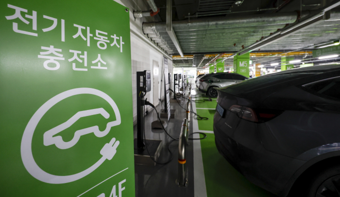 전기차 판매량에 비해 전국 충전시설은 부족한 것으로 나타났다. 사진은 서울시내 한 주차장에 설치된 전기차 충전시설. /사진=뉴시스
