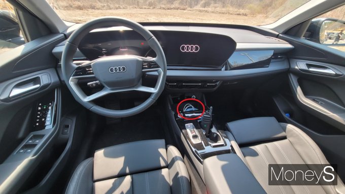 프리미엄 준대형 전기 SUV '더 뉴 아우디 Q6 e-트론'은 일체형 커브드 콕핏이 인상적이지만 휴대전화 충전패드(사진 속 빨간 동그라미) 위치는 불편하다. /사진=김창성 기자