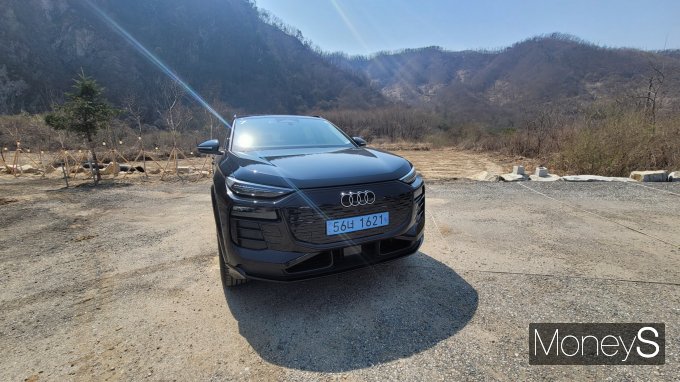 프리미엄 준대형 전기 SUV '더 뉴 아우디 Q6 e-트론'의 디자인은 익숙함 속 진화한 멋을 드러낸다. /사진=김창성 기자