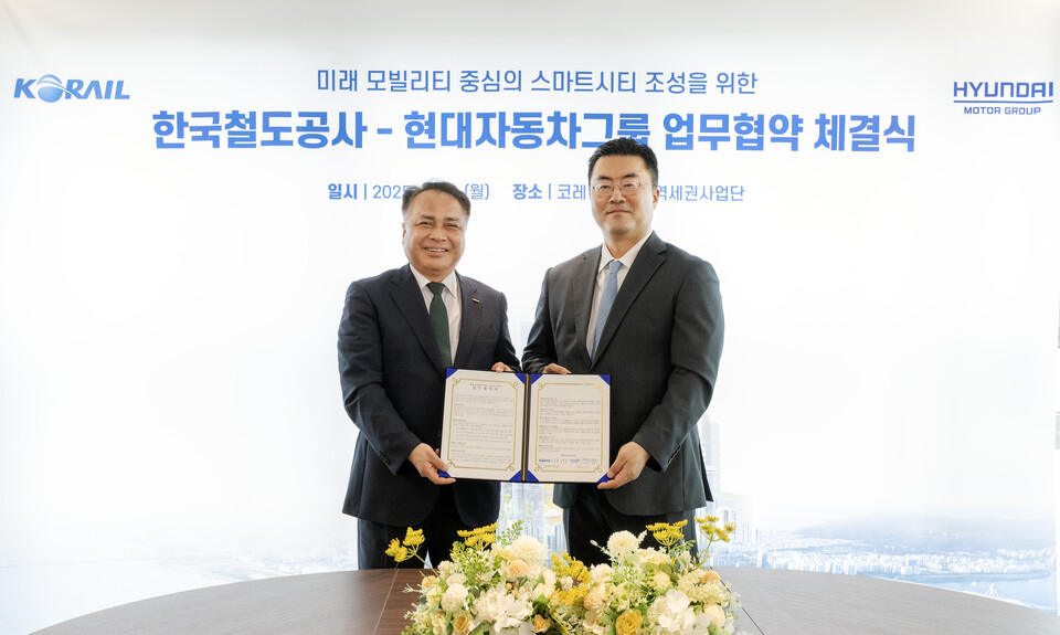 ©AP신문(AP뉴스)/이미지 제공 = 현대자동차그룹 ▲한국철도공사 정정래 부사장(왼쪽)과 현대자동차그룹 GSO 김흥수 부사장(오른쪽)이 21일 서울 용산구 코레일 스마트역세권사업단에서 열린 업무협약식에 참석해 기념촬영을 하고 있다.