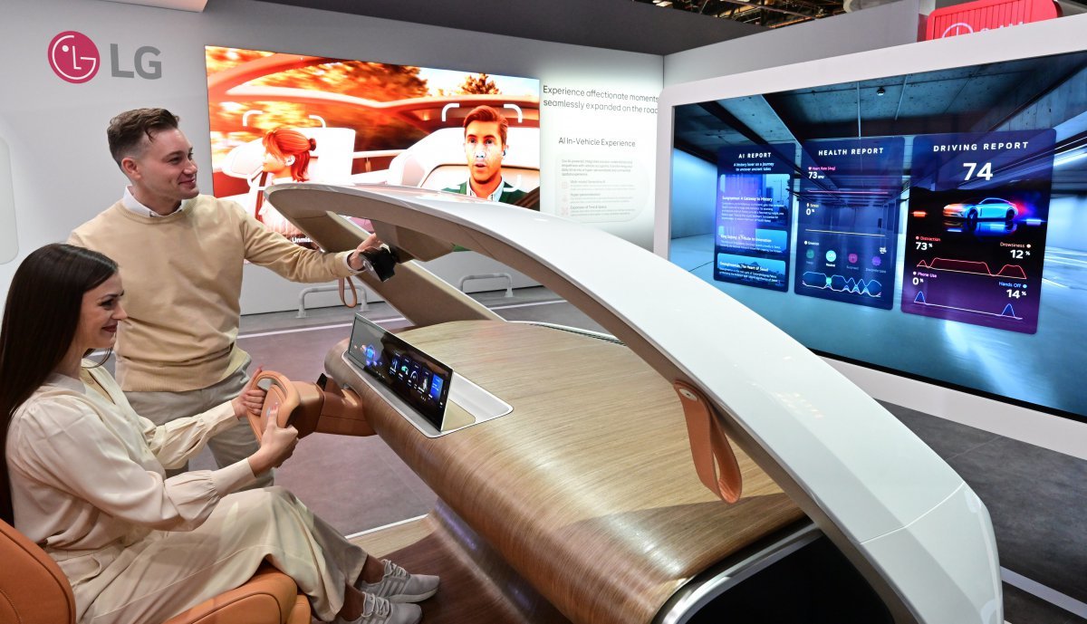 LG전자가 CES 2025에서 선보인 ‘인캐빈 센싱(In-cabin sensing, 운전자 및 차량 내부 공간 감지)’ 솔루션을 관람객들이 경험하고 있다.