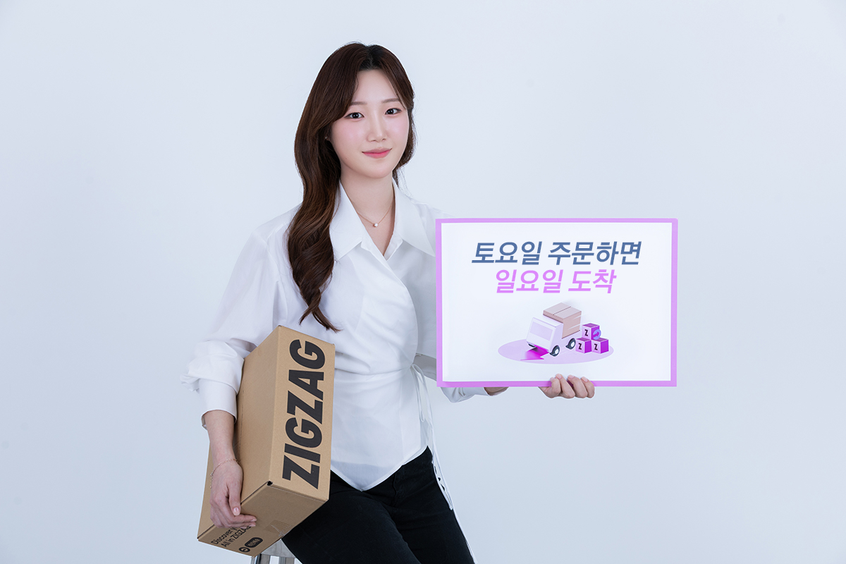 

<figure>” /><figcaption>
<figure></figcaption></figure>
<p>韓国国内のファッションプラットフォームが「配送速度戦争」に突入している。ただし、業界の一部では巨額投資を伴う配送サービスに注力すると収益性が悪化する懸念も出ている。</p>
<p>21日、ファッション業界によると、ムシンサ·エイブルリー·ジグザグなど主要プラットフォーム間の配送サービス競争が激化している。カカオスタイル運営の「ジグザグ」は最近、迅速配送サービス「直進配送」に週7日配送システムを正式導入した。直進配送はCJ대한통운を通じ、夜12時前の注文なら翌日配送を行うサービスである。直進配送は大きく△韓国全国対象の一般配送△ソウル·京仁、天安·牙山一部地域対象の当日配送△ソウル地域の早朝配送に分けて運用される。ジグザグの週7日配送導入により、従来は平日のみだった迅速配送が週末まで拡大された。週7日配送の適用は一般配送で、今後は土曜・日曜の夜10時前に決済すれば翌日配送が行われる見込みだ。</p>
<p>エイブルリーコーポレーションの「エイブルリー」は昨年10月、迅速配送サービス「샥출발」を「今日出発」に改称した。「今日出発」は大きく「入店マーケット直接配送」と「エイブルリー直接配送」に分かれ、エイブルリー直接配送はCJ대한통운と協力した週7日配送を実施する。平日午後6時前に注文・決済が完了すれば、エイブルリーの自社フルフィルメントセンター（ソウル成寿洞）から出荷される。</p>
<p>プラットフォーム首位のムシンサも今年初めから「プラス（PLUS）配送」で週7日配送を展開している。迅速配送・交換・返金の三大サービスで構成されるプラス配送は2023年5月に導入された。ムシンサスタンダード、ラルフ・ローレン、アシックス、サロモンなど主要ブランドの注文で利用でき、顧客が平日午後10時前までに決済すれば翌日到着が保証される。</p>
<p>各社が配送競争力の強化に踏み切る背景には、利便性向上による集客効果がある。一方で課題はコスト負担だ。物流サービスの強化はEコマース業界で収益性を侵食する典型的要因とされる。それでもプラットフォーム各社が配送に投資を続けるのは、配送利便性が売上に直結するからだ。エイブルリーの「今日出発」商品は、1月時点で配送サービス改編前と比べ約4か月で取引額が55%増加した。注文数と注文顧客数もそれぞれ約50%増加した。ジグザグの迅速配送取引額も年々増加しており、今年第1四半期の直進配送取引額は前年同期比で40%跳ね上がった。</p>
<p>業界関係者は「配送サービス強化には結局、巨額の投資が不可欠だ」と指摘しつつ、「配送利便性が売上を左右する以上、各社は競争に遅れないよう配送能力の強化に注力せざるを得ない」と述べている。</p>
</div>
		</article>
		<!-- 기사뷰 뉴스 하단 AD -->
		<article class=