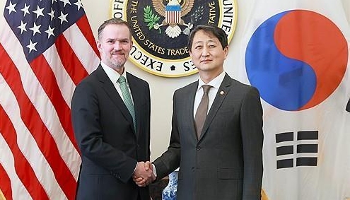 안덕근 산업부 장관오른쪽과 제이미슨 그리어 USTR 대표 사진연합뉴스