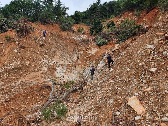 산사태-토석류 현장조사 중인 연구팀. ⓒ한국지질자원연구원