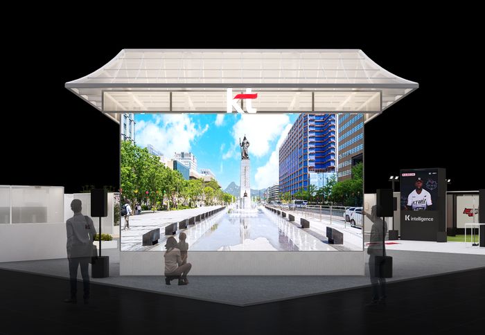 KT가 오는 24일부터 26일까지 서울 강남구 코엑스에서 열리는 월드IT쇼 2025에서 전시부스를 운영한다. KT가 일상에서 경험할 수 있는 다양한 한국적 AI 기술을 선보일 예정이다. 전시부스는 전통 한옥의 미학이 담긴 ‘한옥 마당’ 콘셉트다.ⓒKT