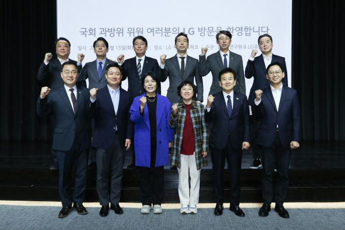 LG사이언스파크를 방문한 국회 과학기술정보방송통신위원회 소속 위원들과 LG유플러스, LG AI연구원 관계자들이 기념촬영을 하고 있는 모습. 1열 왼쪽부터 최형두 간사, 홍범식 LG유플러스 대표, 최민희 위원장, 김현 간사, 정동영 의원, 배경훈 LG AI연구원장. 2열 왼쪽부터 김유철 LG AI연구원 전략부문장, 한민수 의원, 조인철 의원, 이정헌 의원, 이훈기 의원, 이상엽 LG유플러스 CTO.ⓒLG유플러스