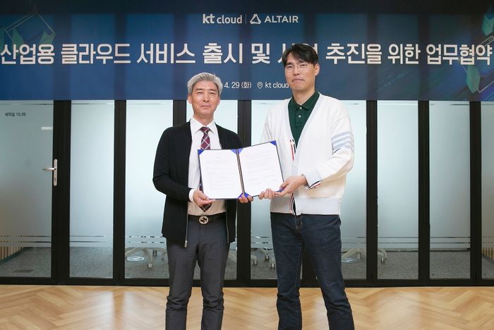 kt cloud는 산업별 특성에 맞춘 클라우드 솔루션 제공을 위해 지능형 컴퓨팅 분야의 글로벌 리더 알테어와 전략적 파트너십을 29일 체결했다. 좌측부터 한국알테어 김도하 지사장, kt cloud 공용준 본부장ⓒkt cloud