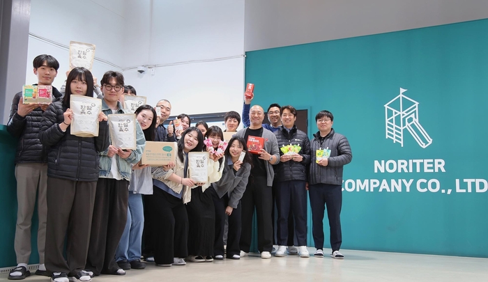 CPLB의 파트너사 놀이터컴퍼니의 임직원들이 쿠팡 PB제품과 함께 사진 촬영을 하고 있다.