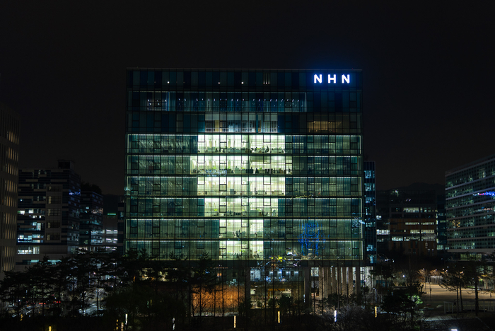 NHN 사옥 외관을 활용해 초대형 전구 모양의 불빛을 밝힌 모습